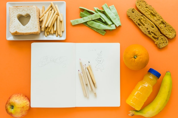 Comida sana alrededor del cuaderno con garabatos