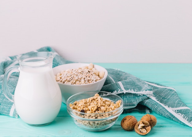 Foto gratuita comida sana para desayunar en mesa de madera.