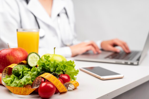 Comida sana con nutricionista borrosa