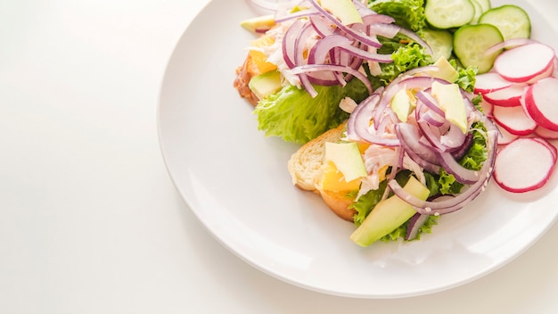 Foto gratuita comida sana en plato con espacio de copia