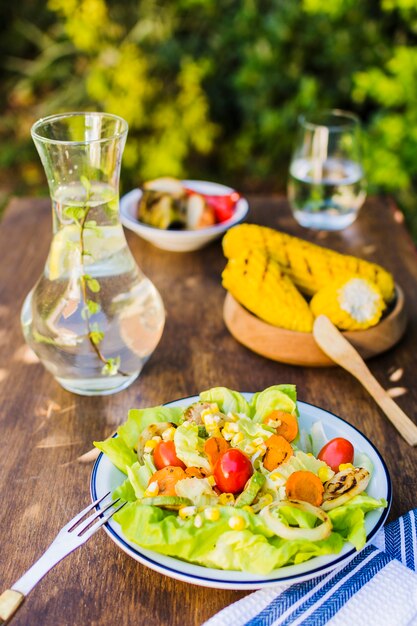 Comida sana servida al aire libre.