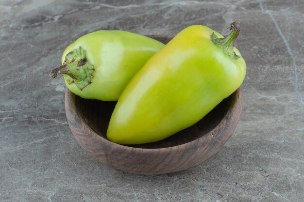 Comida sana verde. Pimientos orgánicos en tazón de madera.