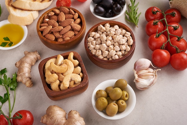 Comida sana. Verduras, limón y garbanzos sobre superficie de hormigón, comida vegetariana o concepto de cocina mediterránea, copie el espacio. Frutas, verduras, cereales, frutos secos, aceite de oliva en la mesa de madera.