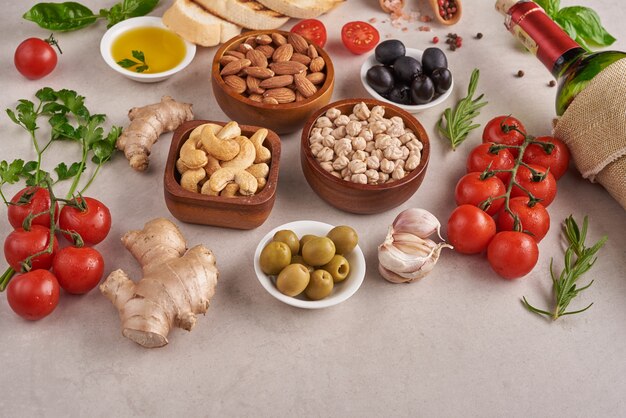 Comida sana. Verduras, limón y garbanzos sobre superficie de hormigón, comida vegetariana o concepto de cocina mediterránea, copie el espacio. Frutas, verduras, cereales, frutos secos, aceite de oliva en la mesa de madera.
