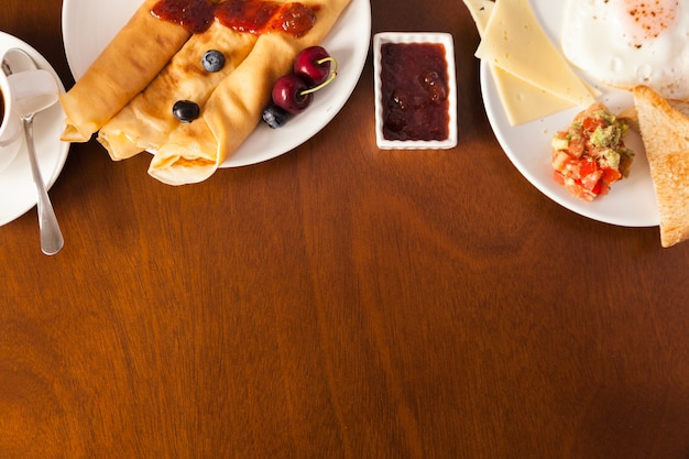 Comida servida en el desayuno