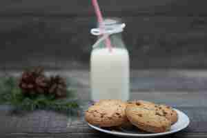 Foto gratuita comida para el sr. santa claus en la mesa