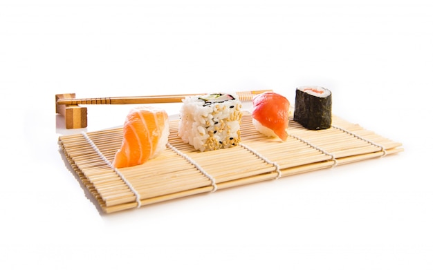 Foto gratuita comida de sushi sobre fondo blanco