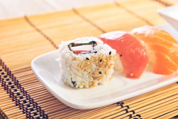 Foto gratuita comida de sushi sobre fondo de madera