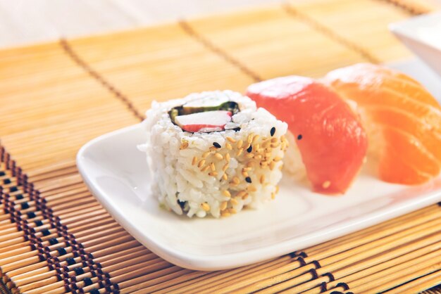 Comida de sushi sobre fondo de madera