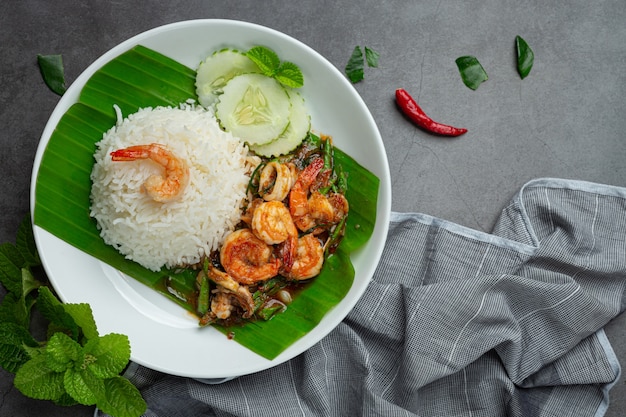 Comida tailandesa; Camarones y calamares fritos cocidos con frijoles largos y arroz.