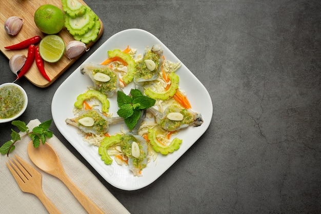 comida tailandesa; camarones en salsa de pescado picante