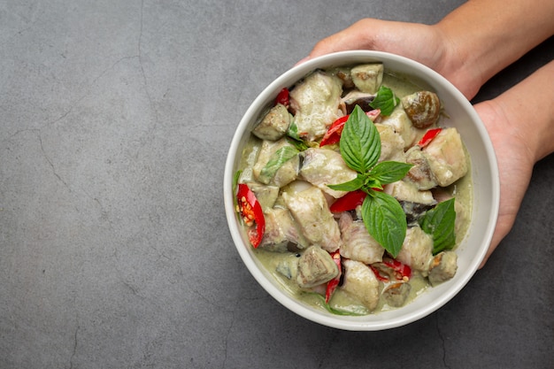 Comida tailandesa. cerdo al curry de coco verde con berenjenas