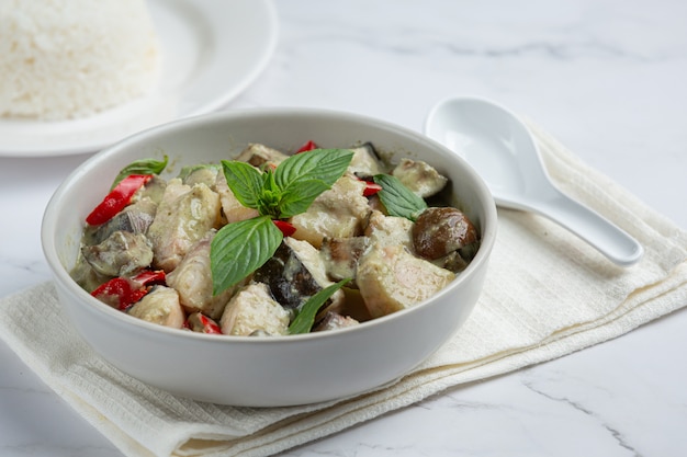 Comida tailandesa. cerdo al curry de coco verde con berenjenas