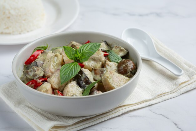 Comida tailandesa. cerdo al curry de coco verde con berenjenas