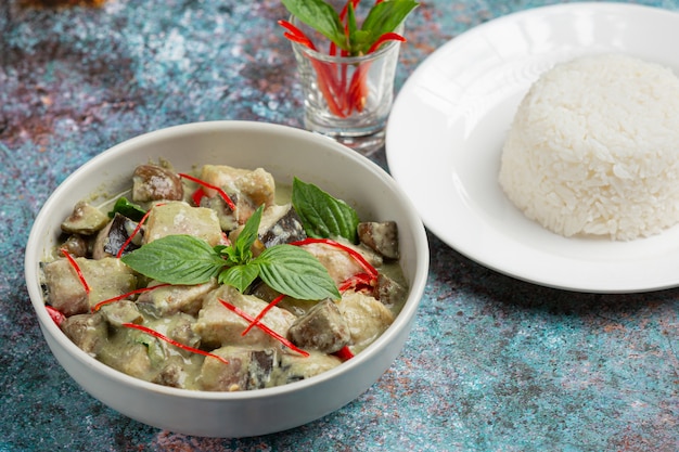 Foto gratuita comida tailandesa. cerdo al curry de coco verde con berenjenas