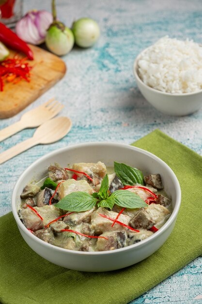 Comida tailandesa. cerdo al curry de coco verde con berenjenas