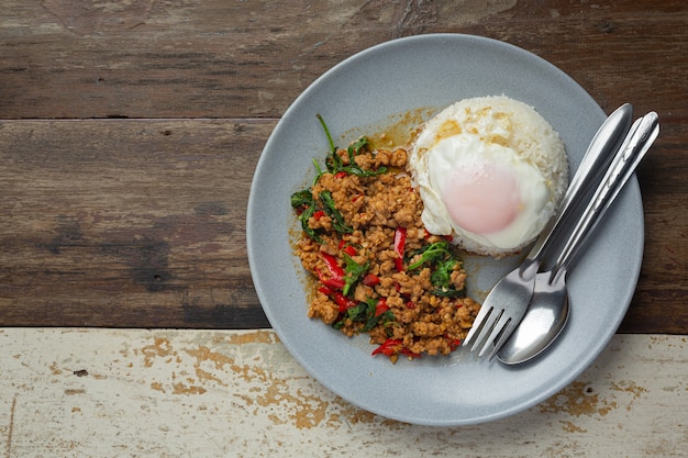 Comida tailandesa; Cerdo Picado a la Albahaca con Arroz y Huevo Frito