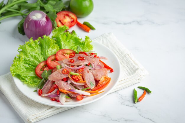 Comida tailandesa; ensalada mixta de cerdo agrio picante o YUM NAM