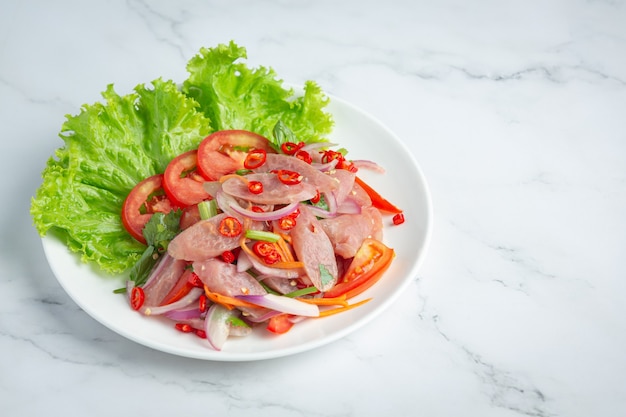 Comida tailandesa; ensalada mixta de cerdo agrio picante o YUM NAM