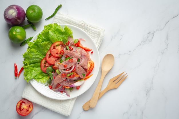 Comida tailandesa; ensalada mixta de cerdo agrio picante o YUM NAM