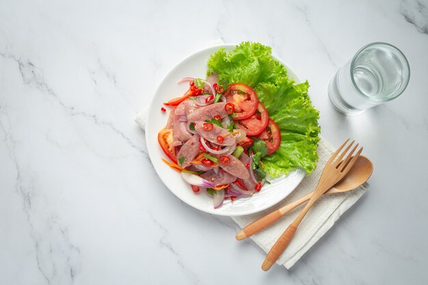 Comida tailandesa; ensalada mixta de cerdo agrio picante o YUM NAM