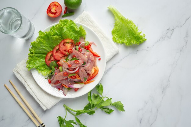 Comida tailandesa; ensalada mixta de cerdo agrio picante o YUM NAM