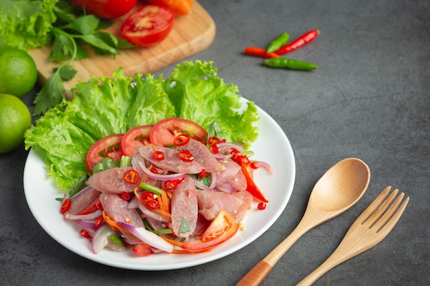 Comida tailandesa; ensalada mixta de cerdo agrio picante o YUM NAM