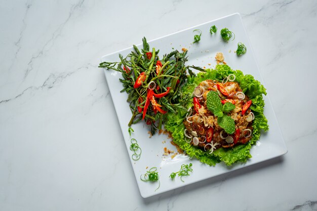 Comida tailandesa Ensalada de ostras frescas picante