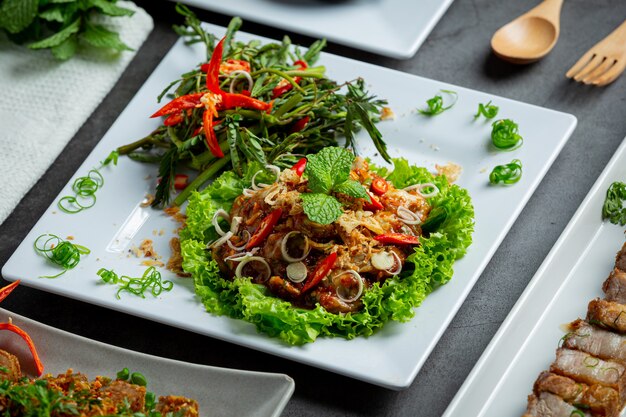 Comida tailandesa Ensalada de ostras frescas picante