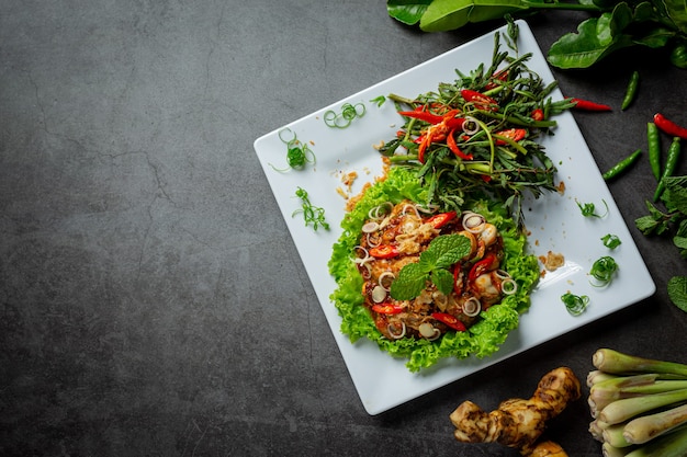 Comida tailandesa Ensalada de ostras frescas picante