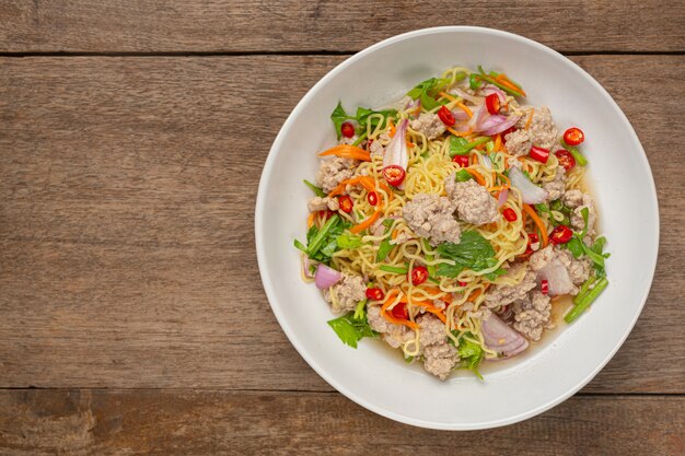 Comida tailandesa. Ensalada picante de fideos con carne de cerdo picada