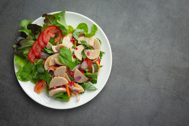 Comida tailandesa; ensalada de salchicha de cerdo blanca picante mixta o YUM MOO YOR