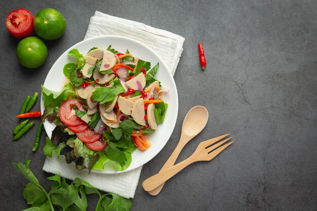 Comida tailandesa; ensalada de salchicha de cerdo blanca picante mixta o YUM MOO YOR