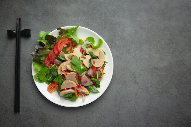 Comida tailandesa; ensalada de salchicha de cerdo blanca picante mixta o YUM MOO YOR