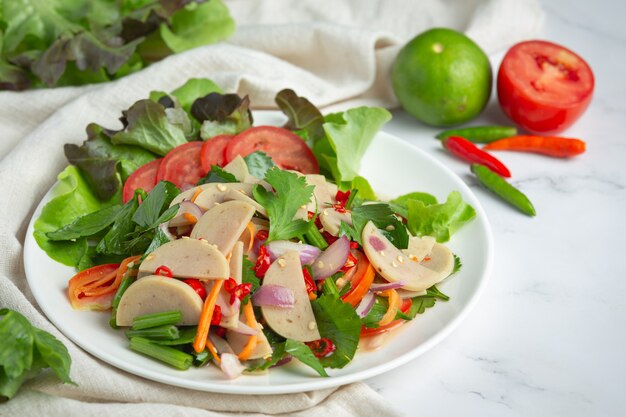 Comida tailandesa; ensalada de salchicha de cerdo blanca picante mixta o YUM MOO YOR