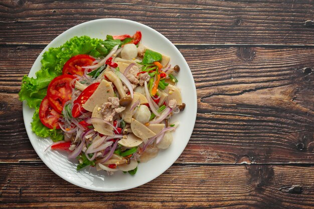 Comida tailandesa; ensalada de salchicha de cerdo picante mixta con fideos fideos