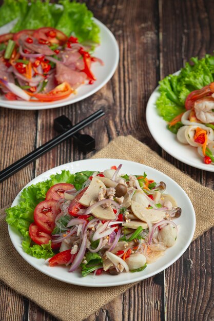 Comida tailandesa; ensalada de salchicha de cerdo picante mixta con fideos fideos