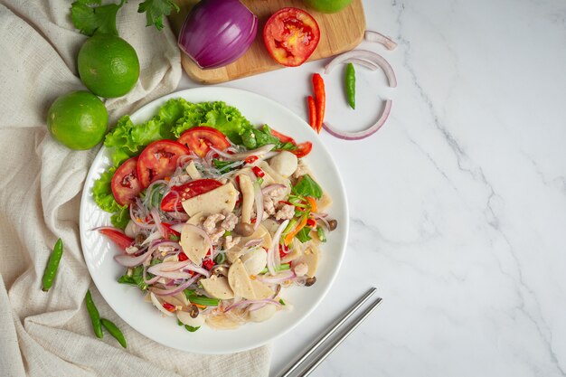 Comida tailandesa; ensalada de salchicha de cerdo picante mixta con fideos fideos