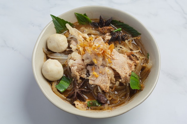 Comida tailandesa. Fideos con cerdo, albóndigas y verdura