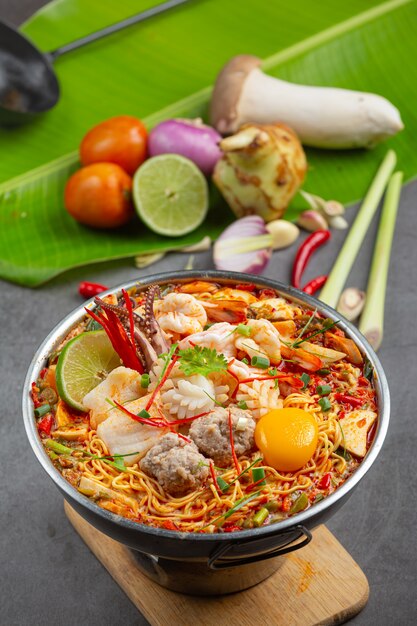 Comida tailandesa. fideos picante hervir con mariscos y cerdo en olla caliente