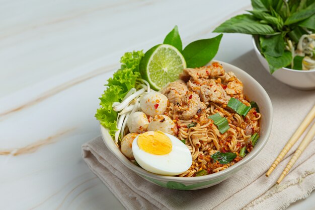 Comida tailandesa. fideos picantes hervir con cerdo y hervir huevo