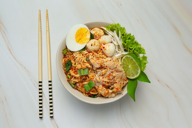 Comida tailandesa. fideos picantes hervir con cerdo y hervir huevo