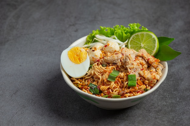 Comida tailandesa. fideos picantes hervir con cerdo y hervir huevo