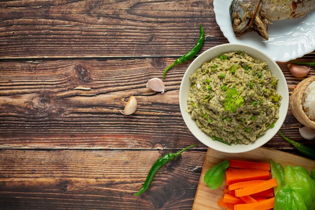 Comida tailandesa; Pasta de ají de caballa servida con caballa frita