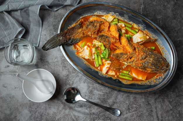 Comida tailandesa del pote caliente de los pescados de Tom Yum Snakehead.