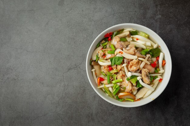 comida tailandesa; sopa picante de tendones de pollo