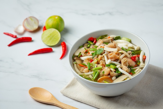 comida tailandesa; sopa picante de tendones de pollo