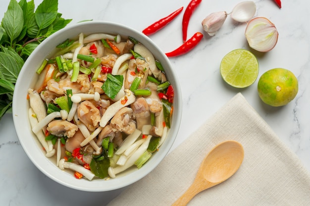 Foto gratuita comida tailandesa; sopa picante de tendones de pollo
