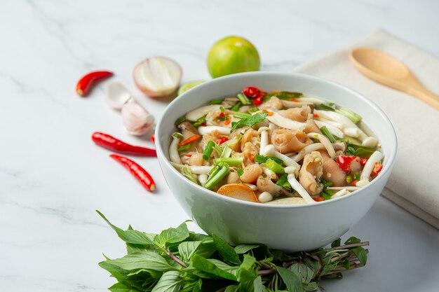 comida tailandesa; sopa picante de tendones de pollo