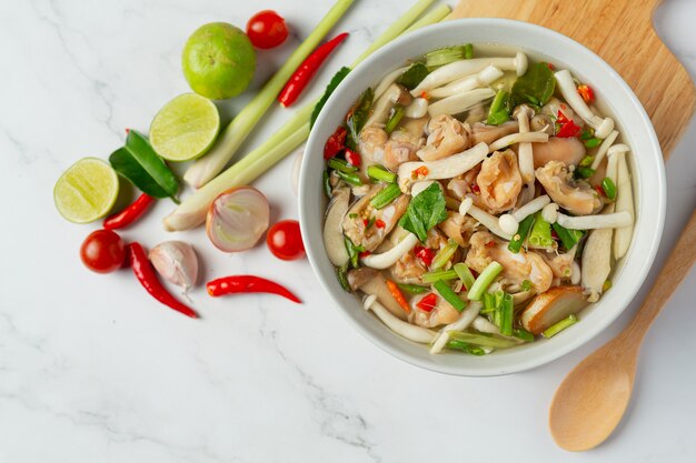 comida tailandesa; sopa picante de tendones de pollo